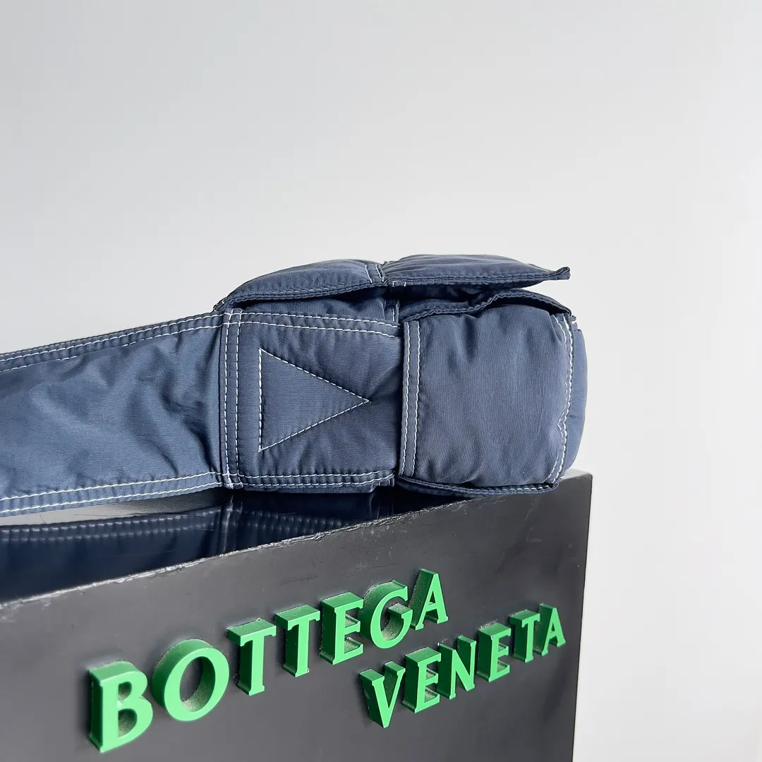 Batch 1400 BOTTEGA VENETA space down bag comes in small size🤩🤩Same size for men and women, super good-looking, air down is light and unique, nylon material makes the overall texture of the bag, really versatile and practical. Style number: 795675 (755182) Size: 23*14*7.5cm